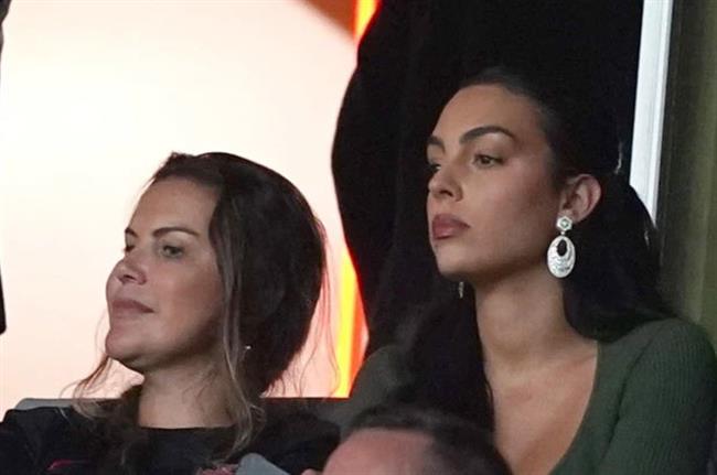 Bạn gái và chị gái có mặt trong ngày Ronaldo ném băng đội trưởng