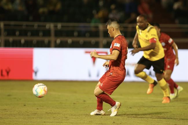 Video Lê Công Vinh ghi bàn rút ngắn tỉ số cho Vietnam All Stars 1