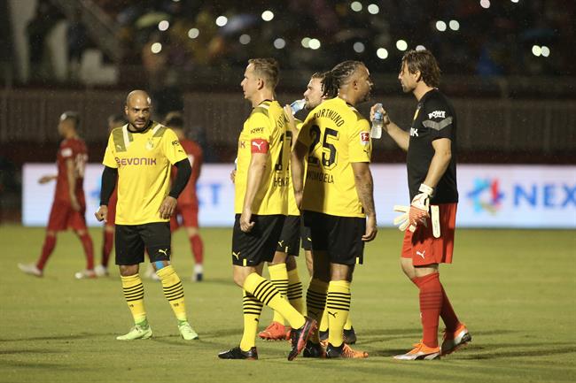 Video Mladen Petric mở tỉ số trước Vietnam All Stars 1