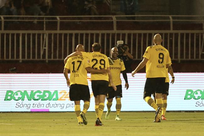 Video: Mladen Petric mở tỉ số trước Vietnam All Stars