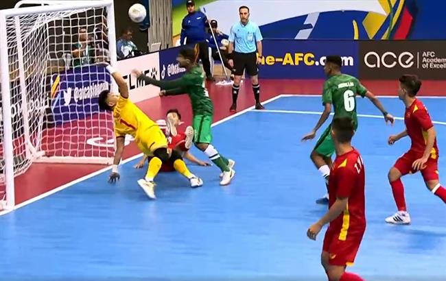 VIDEO: Pha cứu thua 10 điểm của thủ môn Hồ Văn Ý trước Saudi Arabia