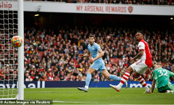 Dias đánh đầu đưa bóng đi chệch cột dọc Arsenal