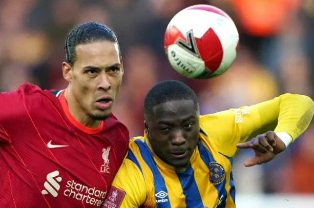 Van Dijk tới phòng thay đồ của đối hủ sau trận đấu