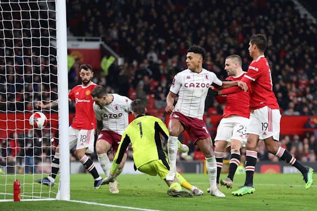 Đầu hiệp 2, Aston Villa 2 lần bị từ chối bàn thắng