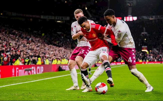 Video: Lingard phô diễn kỹ thuật khiến 2 cầu thủ Aston Villa thẫn thờ