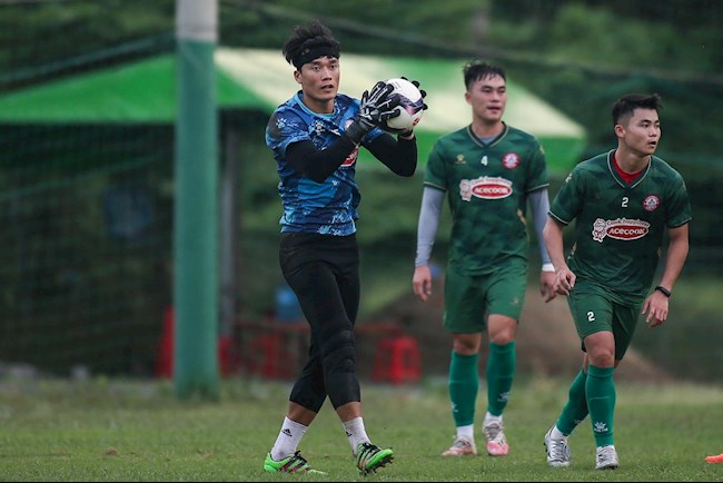 Thủ môn Bùi Tiến Dũng thi đấu ấn tượng trong ngày bắt chính