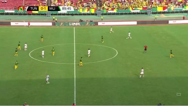 Trọng tài Janny Sikazwe thổi còi kết thúc trận đấu ở phút 89 và 45 giây