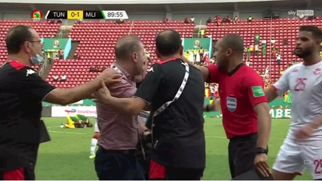 Trọng tài Janny Sikazwe thổi còi kết thúc trận đấu ở phút 89 và 45 giây