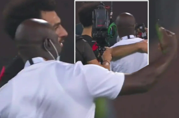 Salah vui vẻ chụp hinh với thành viên của BHL Nigeria