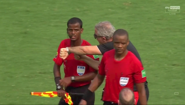 Trọng tài Janny Sikazwe thổi còi kết thúc trận đấu ở phút 89 và 45 giây Trọng tài Janny Sikazwe thổi còi kết thúc trận đấu ở phút 89 và 45 giây