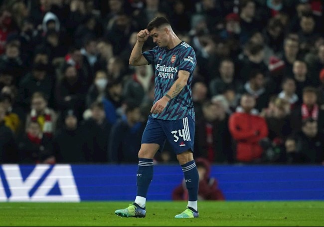 Arsenal phải chơi thiếu người từ giữa hiệp 1 do thẻ đỏ của Xhaka
