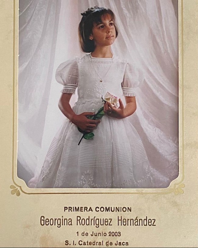 Nhan sắc bạn gái Ronaldo khi còn nhỏ