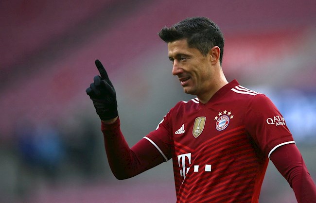 Sát thủ Lewandowski chạm mốc 300, Bayern đè bẹp Cologne