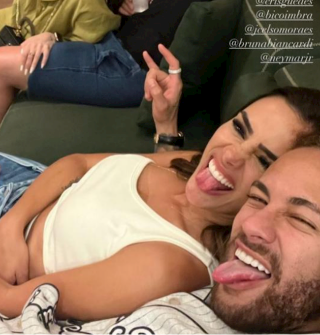 Neymar đã công khai hẹn hò với cô bạn gái mới Bruna Biancardi