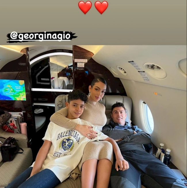 Ronaldo hạnh phúc bên bạn gái và con trai trong ngày nhận giải đặc biệt ronaldo và con trai
