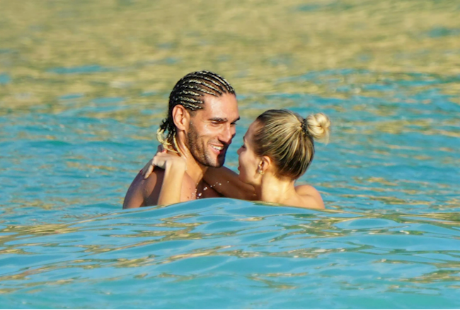 Marouane Fellaini khóa môi cùng bạn gái nóng bỏng