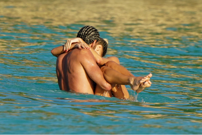 Marouane Fellaini khóa môi cùng bạn gái nóng bỏng