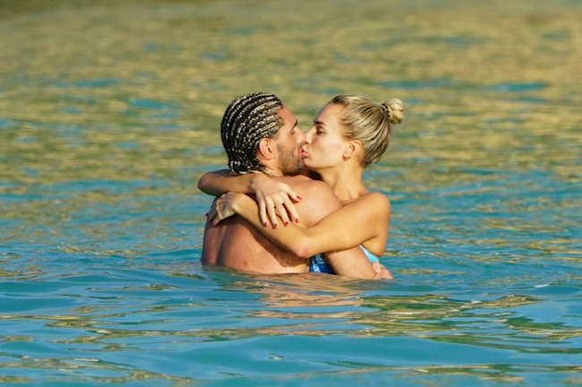 Marouane Fellaini khóa môi cùng bạn gái nóng bỏng