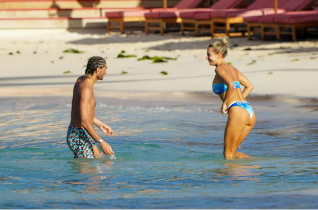 Marouane Fellaini khóa môi cùng bạn gái nóng bỏng