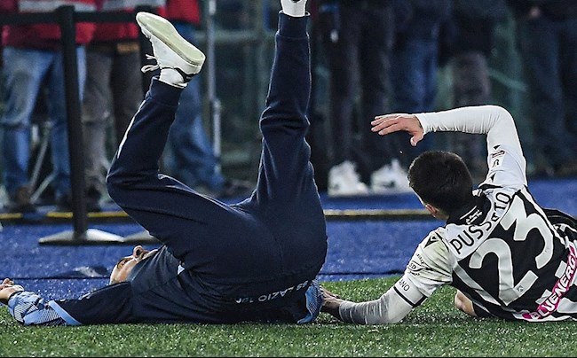 HLV Sarri ngã chổng vó sau pha va chạm với cầu thủ Udinese