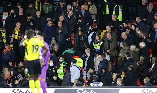 Trận đấu phải tạm dừng do CĐV gặp sự cố trên khán đài