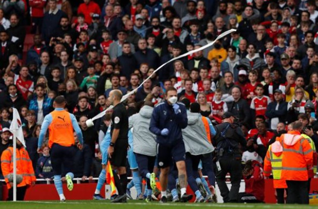 Ăn mừng quá nhiệt, Rodri bị fan Arsenal ném giấy vệ sinh hình ảnh