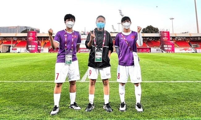 Từ trái sang: Tuyết Dung, Huỳnh Như và tiền vệ kỳ cựu Thuỳ Trang. Ảnh: VFF