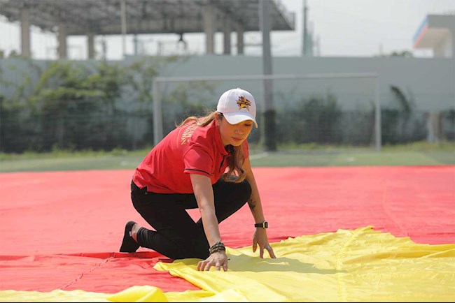 Chủ tịch Hội CĐV Vietnam Golden Star Đỗ Hoàng Yến trực tiếp may và sẽ lái xe hộ tống đại kỳ ra Hà Nội