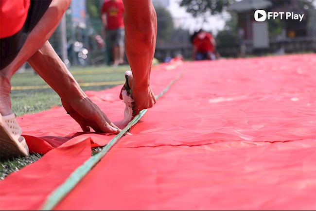 Đại kỳ khổng lồ đang được cắt viền, chuẩn bị cho công đoạn ráp cuối cùng