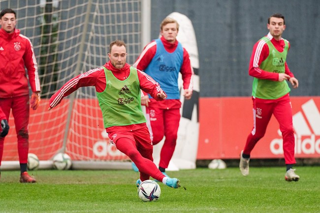 Eriksen tập luyện cùng đội trẻ Ajax hình ảnh