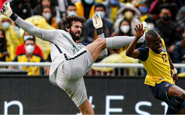 Video: 2 lần VAR cứu Alisson khỏi thẻ đỏ ở trận hòa Ecuador