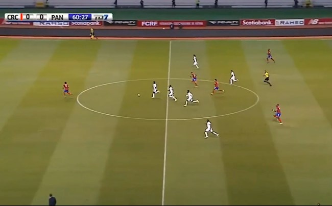 Video: Cơ hội 5 đánh 1 bị bỏ lỡ ở vòng loại World Cup