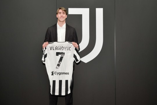 Dusan Vlahovic gia nhập Juventus