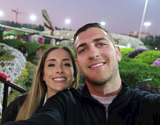 Diogo Dalot đưa bạn gái Claudia Lopes đi cùng tới Dubai, ngoài thời gian tập luyện hai người đã tranh thủ thời gian để đi chơi, ngắm cảnh. Diogo Dalot đưa bạn gái Claudia Lopes đi cùng tới Dubai, ngoài thời gian tập luyện hai người đã tranh thủ thời gian để đi chơi, ngắm cảnh.