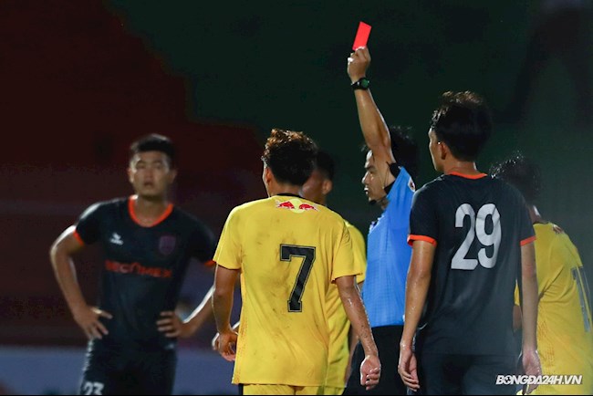 Thủ quân Bình Dương bị thầy khiển trách khi chơi xấu sao HAGL