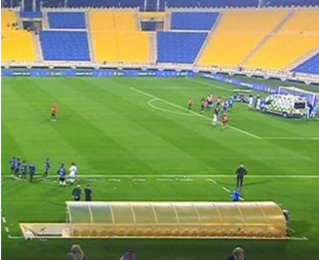 Ousmane Coulibaly gục ngã ngay trên sân Ousmane Coulibaly gục ngã ngay trên sân