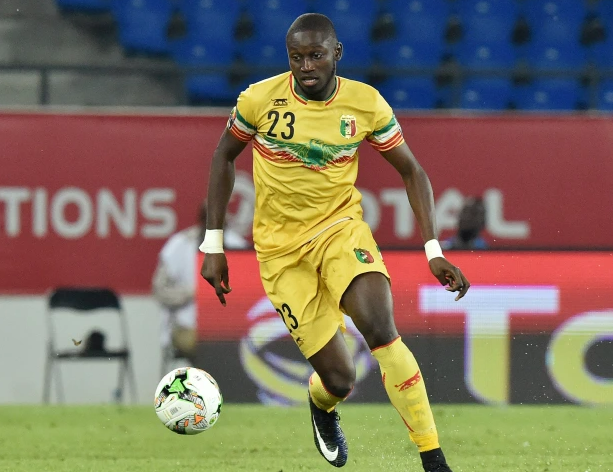 Ousmane Coulibaly gục ngã ngay trên sân Ousmane Coulibaly gục ngã ngay trên sân