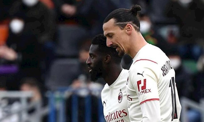 Ibrahimovic (phải) chia vui cùng Bakayoko sau khi ghi bàn mở tỷ số Ibrahimovic (phải) chia vui cùng Bakayoko sau khi ghi bàn mở tỷ số