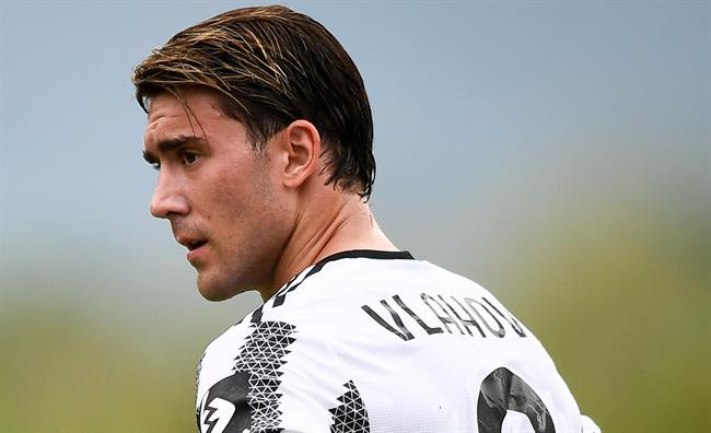 Vì sao Dusan Vlahovic lạc lõng trên hàng công Juventus?