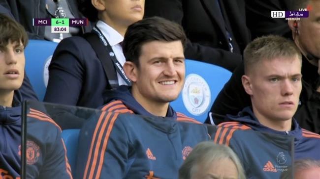 Harry Maguire nở nụ cười khi MU bị dẫn 6-1 Harry Maguire no nu cuoi khi MU bi dan 6-1