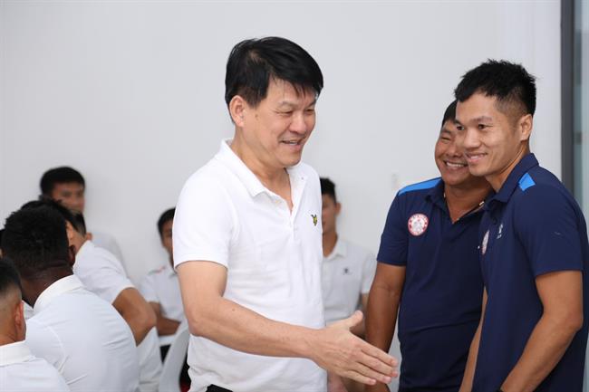 HLV Vu Tien Thanh trong buoi ra mat cac cau thu doi bong