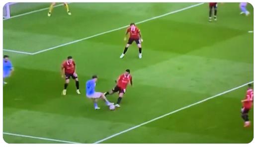 Bruno Fernandes và Casemiro trở thành trò cười trước Man City