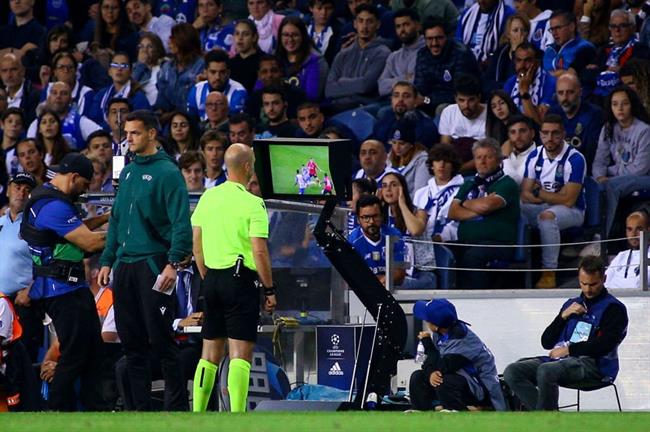 VAR tạo ra 3 phút điên rồ ở trận Porto vs Bayer Leverkusen 2