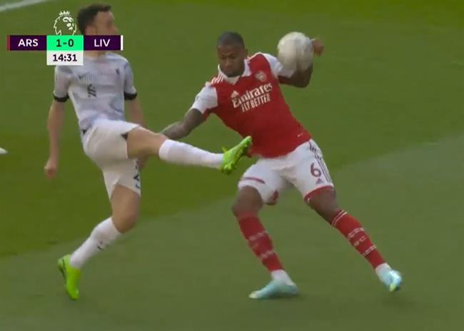 Arsenal thoát 11m khó tin trước Liverpool