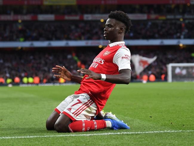 Bukayo Saka len tieng sau cu dup vao luoi Liverpool
