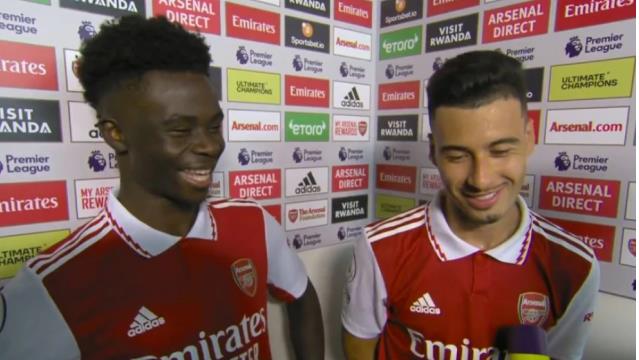 Bukayo Saka va Gabriel Martinelli toa sang truoc Liverpool