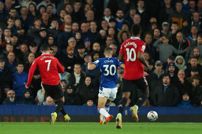 Cristiano Ronaldo cán mốc ấn tượng sau bàn thắng trước Everton