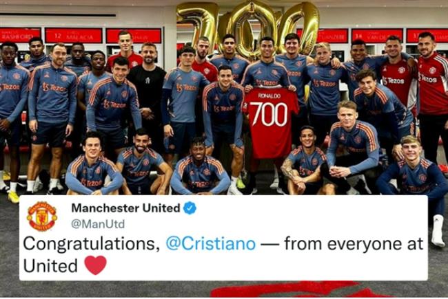 Cả đội MU ăn mừng bàn thắng của Ronaldo