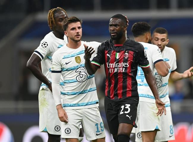 Fikayo Tomori nhan the do truc tiep truoc Chelsea