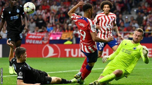 Simon Mignolet đi vào lịch sử C1 với số pha cứu thua không tưởng Simon Mignolet di vao lich su C1 voi so pha cuu thua khong tuong